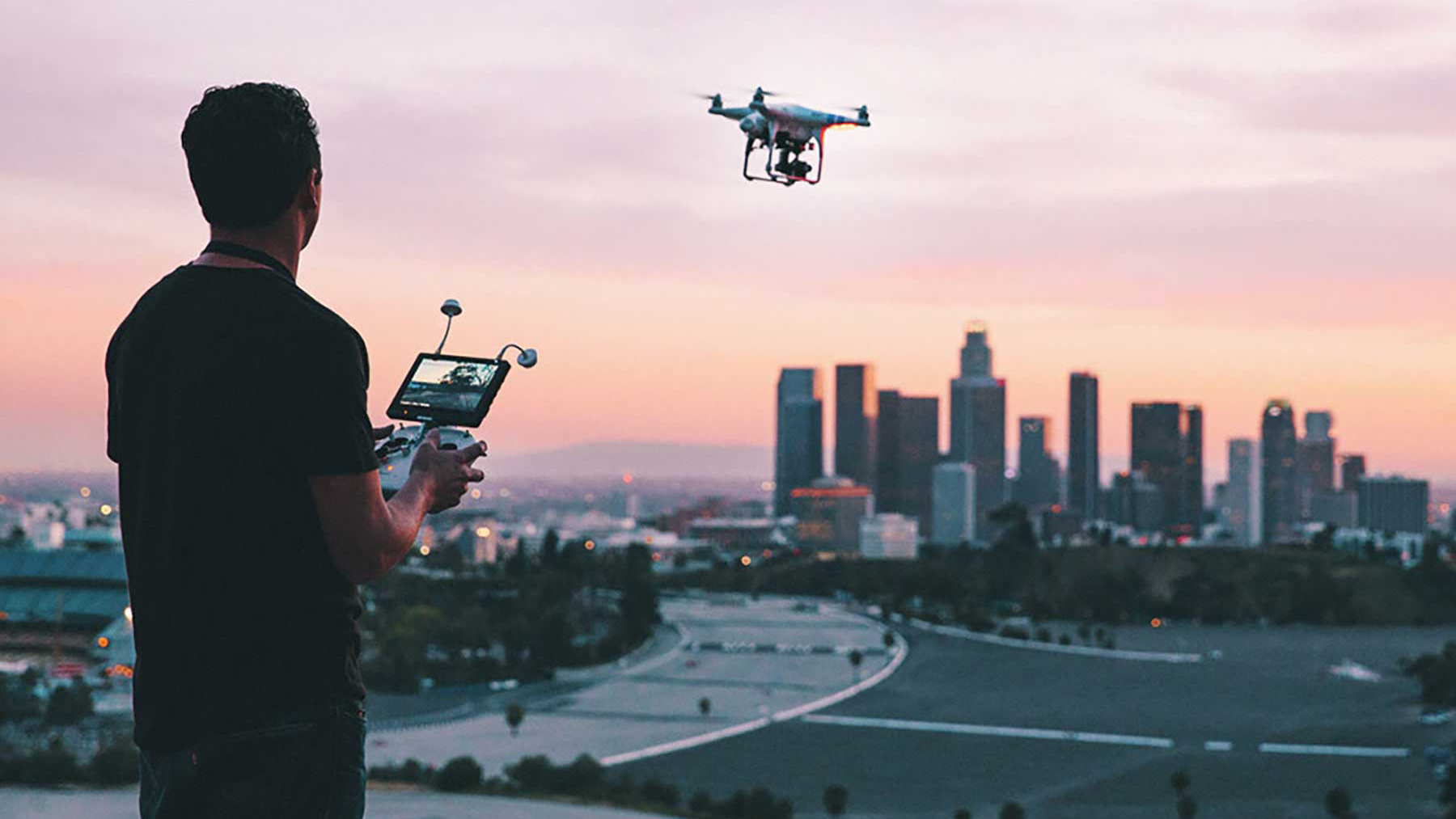 کسب درآمد با هلیشات در ایران - آموزش هلی شات در تبریز، گواهینامه معتبر هلی شات, سرفصلهای آموزش پهپاد, مزایای شرکت در دوره, چه چیزی یاد خواهید گرفت؟